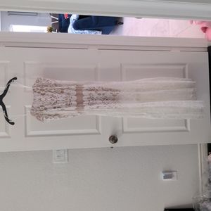 BCBG Size 6 Strapless dress in White/Beige